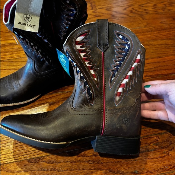 Ariat Brown Cowboy Boots with American Flag Detail kids size 4 NWT - Picture 1 of 4